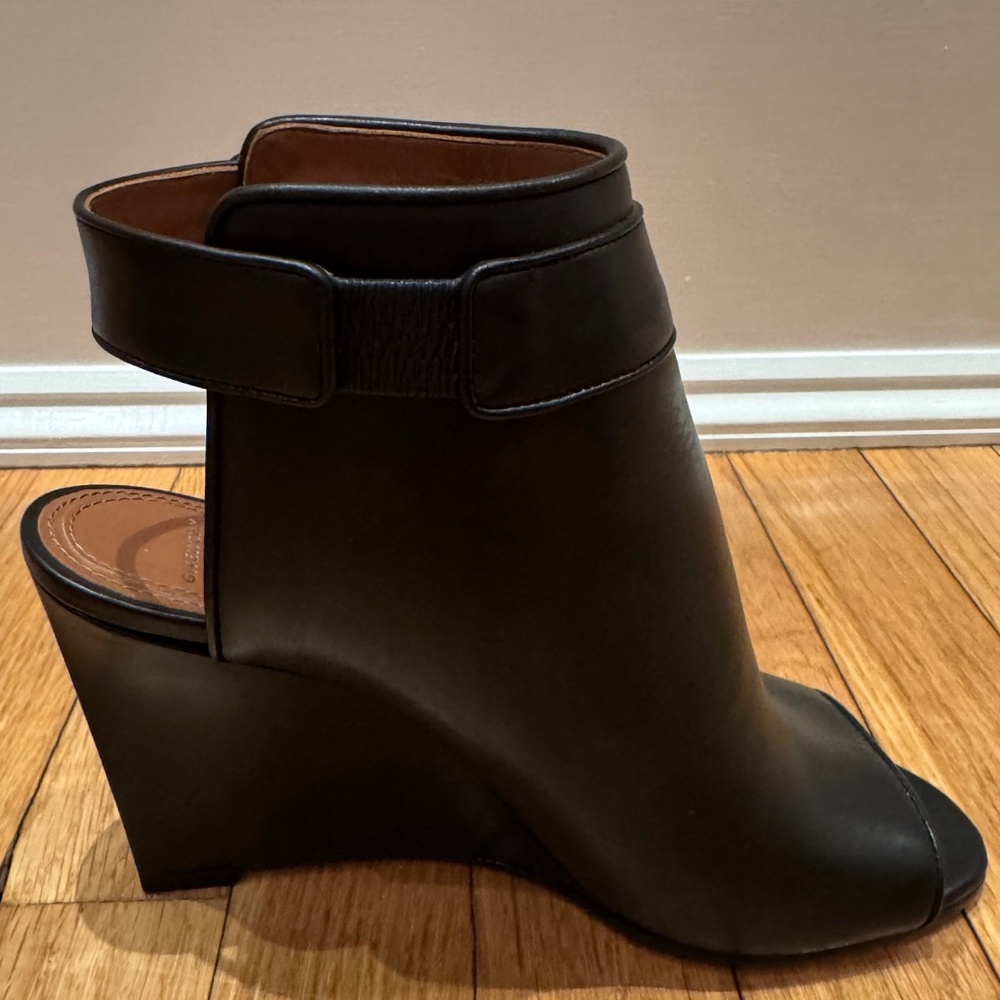 GIVENCHY - Shark Lock - Black leather open-toe wedge bootie/sandals - Picture 6 of 15